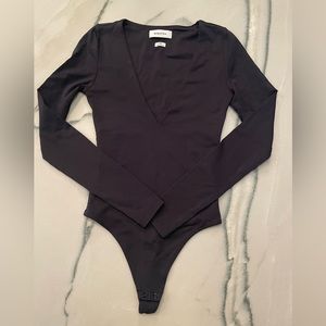 Aritzia Babaton Contour V-Neck Longsleeve Bodysuit